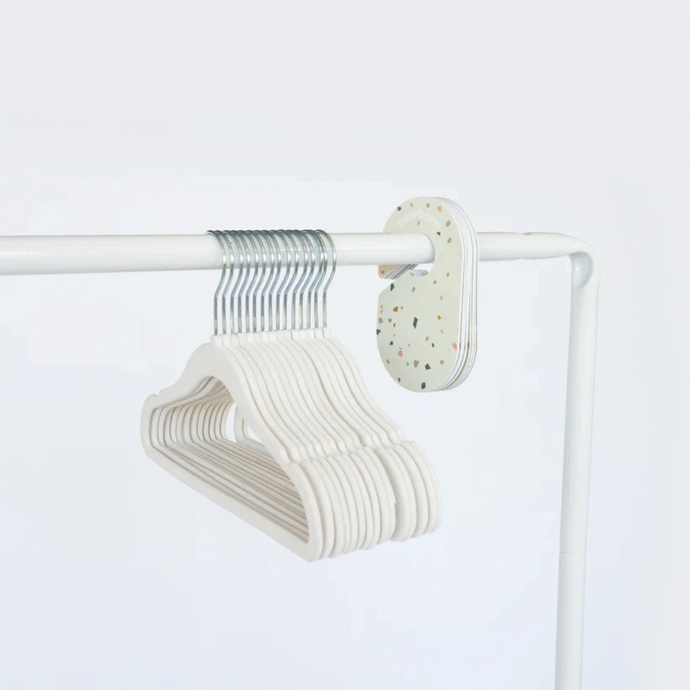 Set de separadores + Colgadores de terciopelo color crema