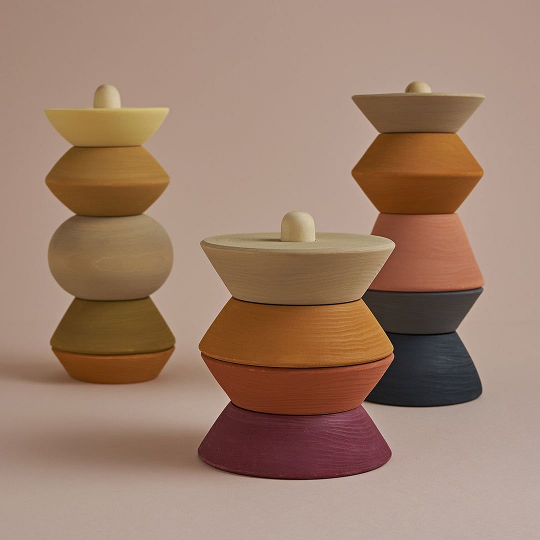 Torre escultural de madera pequeña