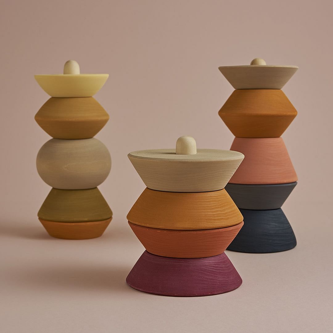 Torre escultural de madera grande